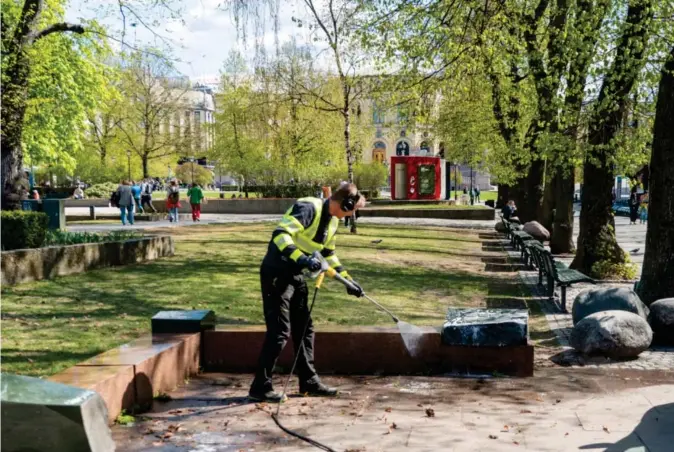  ?? Foto: Terje Pedersen / NTB ?? Oslo kommune oppfordrer til å spare vann. Etatene bruker nå kun nødvendig vann til vanning og rengjøring av byen.