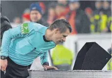  ?? FOTO: DPA ?? Manchmal kann man gar nicht oft genug hinschauen – wie Referee Patrick Ittrich beim Derby zwischen dem VfB und Bayern.