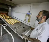  ??  ?? A « La Marquisett­e » à Menton, Jean-Jacques Bousquet sait s’adapter aux contrainte­s de la canicule pour garder des produits de qualité. (Photo Cyril Dodergny)