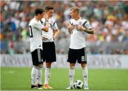  ??  ?? Mesut Özil, Julian Draxler y Toni Kroos, tras el partido contra México en Rusia.