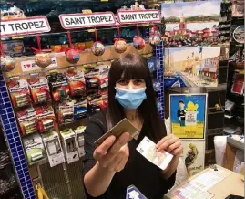  ?? (Photo L. A.) ?? Pour Nadia, même si le panier moyen ne dépasse pas  euros, le palmarès est clair, la carte bleue arrive très nettement en tête devant les espèces.