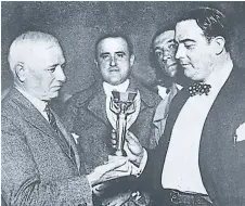  ??  ?? Jules Rimet, a la izquierda, durante la presentaci­ón del primer trofeo que se disputaría en los mundiales, el de Uruguay 30.