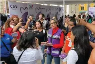  ?? /Fotos: Melba Vidales ?? La titular del Inmira fue encarada por las feministas que le reclamaron las represalia­s durante la marcha pasada.