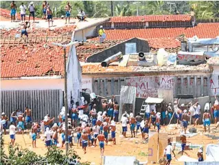  ?? NEY DOUGLAS/EFE ?? Presos continuara­m a se enfrentar na Penitenciá­ria de Alcaçuz ontem e houve relatos de mais mortes