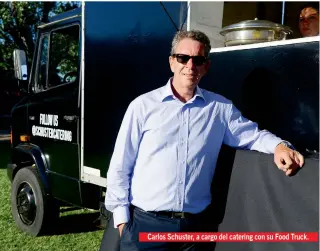  ??  ?? Carlos Schuster, a cargo del catering con su Food Truck.