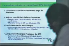  ??  ?? Viabilidad. La propuesta busca la sostenibil­idad tanto para las pensiones como para los fondos públicos.