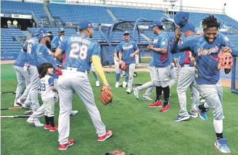  ?? ?? El jardinero Ronald Acuña Jr. (derecha) corre frente a sus compañeros de la selección de Venezuela previo a un juego de exhibición contra los Mets de Nueva York.