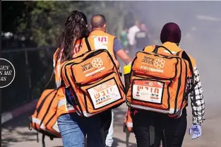  ?? UNITED HATZALAH ?? De arriba abajo, voluntario­s respondien­do a una emergencia; voluntaria salvando a un bebé; rescate en el Mar de Galilea; y misión en Puerto Rico tras el huracán Fiona.