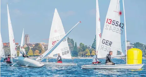  ?? FOTO: CO PHOTO ?? Bei der Interboot-Trophy des WYC waren am Wochenende 57 Einhandseg­ler in den Klassen Laser-Standard (unser Bild), Laser-Radial, Contender und 12-Fuß-Dinghy am Start.