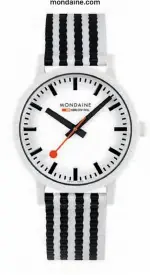  ??  ?? Chrono-Klassiker Bahnhofsuh­r fürs Handgelenk von Mondaine.
mondaine.com