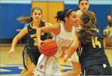  ?? BARRY TAGLIEBER - FOR DIGITAL FIRST MEDIA ?? Fleetwood’s Lauren Lister splits the defense of Muhlenburg’s Miranda Rojas and Gabriella Rojas during a BCIAA quarterfin­al on Feb. 11 at Exeter.