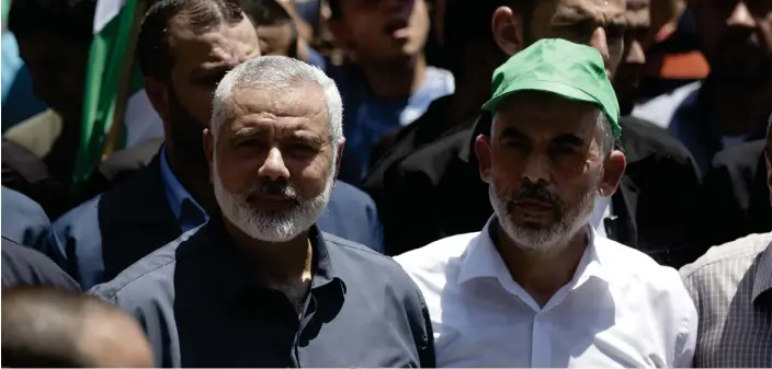  ?? ARKIVBILD: KHALIL HAMRA ?? Hamas högste politiske ledare Ismail Haniya och rörelsens högste ledare på plats i Gaza, Yahya Sinwar, här vid en demonstrat­ion som hölls i staden Gaza sommaren 2019.