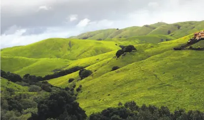  ?? Michael Macor / The Chronicle ?? These green hills are above Dublin — in the East Bay, not Ireland — on the day the drought was declared over.