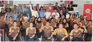  ?? FOTO: MAHZIR MAT ISA ?? SYED Saddiq (tengah) dan SM Nasarudin (berdiri tengah, empat dari kiri) bergambar bersama sebahagian atlet Sukan Para Asia Indonesia 2018.