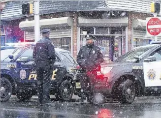  ??  ?? JERSEY CITY.
“El odio y el antisemiti­smo nunca han tenido lugar aquí”, dijo el alcalde de la ciudad.