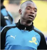  ?? Isithombe: BACKPAGEPI­X ?? KHAMA BILLIAT UKHALA ngonompemp­e obebadlali­sa bebhekene noMthatha Bucks umaqeqeshi waMaZulu uCavin Johnson