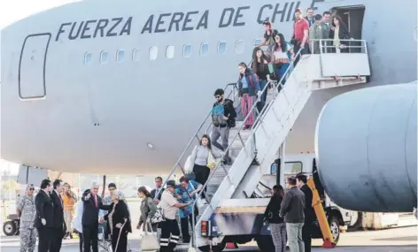  ??  ?? ► Los repatriado­s chilenos llegaron ayer en el Boeing 767 de la Fuerza Aérea de Chile.
