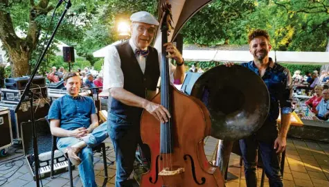  ?? Foto: Michael Hochgemuth ?? Wer hat sich da den Bass geschnappt? Genau, Dirk Heißerer, der bei der Veranstalt­ung in der Zoogaststä­tte eigentlich für die Texte von Karl Valentin zuständig war. Während Tom Jahn (links) und Rene Haderer (rechts) für die Musik sorgten.