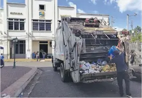  ??  ?? Servicios. Los servicios que presta la alcaldía se normalizar­on ayer. Por la tarde, personal externo contratado por la comuna inició la recolecció­n de basura.