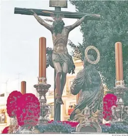  ?? RUESGA BONO ?? María Magdalena, observando a un Jesús ya yacente en la cruz.