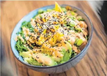  ?? FOTOS (2): ALEXANDER HEINL ?? Die fertige Poke Bowl: Eine Mischung aus Lachs, Mango, Seealgen und Avocado, bestreut mit schwarzem und weißem Sesam.