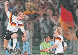  ?? ?? Campeón. Brehme grita su gol a Argentina junto a Klinsmann.