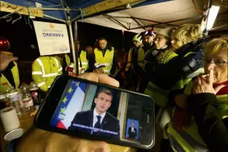  ??  ?? À Fréjus hier soir, les Gilets attentifs à l’allocution puis critiques à l’égard du Président.