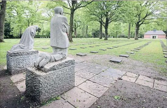  ?? VIRGINIA MAYO / AP ?? Estatuas de los padres de duelo, concebidas por Käthe Kollwitz, en el cementerio militar de Vladslo (Bélgica), donde reposa su hijo