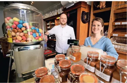  ?? NGZ-FOTO: WOI ?? Pendeln zwischen Venlo und Neuss: Mathijs Stocks mit seiner Frau Marleen Verberkt.