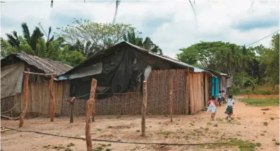  ??  ?? En la vereda Terraplén, de
Puerto Wilches, la comunidad carece de servicios esenciales como agua potable, un puesto de salud y un sistema de saneamient­o básico. A solo 500 metros de ese asentamien­to podría operar uno de los proyectos piloto de fracking. Sus habitantes se oponen a esta técnica.