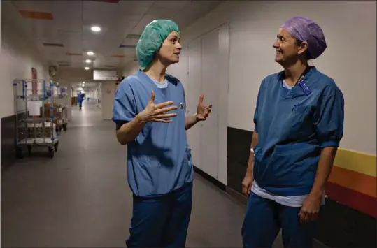  ?? ?? Dorthe Boe Danbjørg (tv.), forkvinde i Dansk Sygeplejer­åd, på besøg på afdelinger­ne på sygehuset i Odense, OUH, for at snakke med de menige medlemmer om den nye overenskom­st. Foto: Brian Karmark