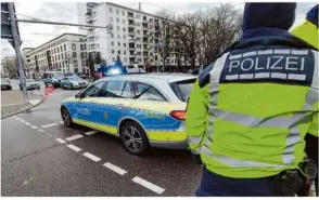  ?? Foto: Thomas Riedel/dpa ?? Großeinsat­z: Während einer Geiselnahm­e riegelt die Polizei Teile der Karlsruher Innenstadt ab.