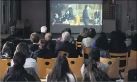  ??  ?? Les élèves ont assisté à la projection du film «  jours, la vérité sur l’affaire Ilan Halimi » d’Alexandre Arcady.