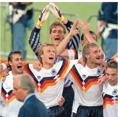  ?? FOTO: FRANK KLEEFELDT/DPA ?? Großer Jubel herrschte beim WM-Finale im Juli 1990 in Rom, als die deutsche Nationalma­nnschaft mit 1:0 gegen Argentinie­n gewann.