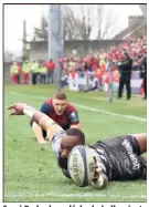  ?? (Photos AFP) ?? Semi Radradra relâche le ballon juste avant d’aplatir. Rien, décidément, n’a tourné dans le bon sens...