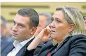  ?? FOTO: JOCARD/AFP ?? Beim Parteitag des Rassemblem­ent National wird am Samstag der Nachfolger von Marine Le Pen bekannt gegeben. Klarer Favorit ist der 27-jährige Jordan Bardella (links).