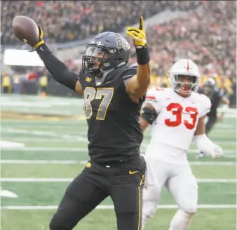  ?? Matthew Holst / Getty Images ?? Iowa’s Noah Fant celebrates a touchdown in front of Ohio State linebacker Dante Booker as the Hawkeyes blurred the Buckeyes’ championsh­ip hopes by dealing them their second loss.