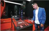  ?? AC MILAN ?? DIRAGUKAN: Rade Krunic melihat Mondo Milan Museum setelah resmi bergabung dengan AC Milan. Sebelumnya dia bermain di Empoli.