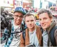  ??  ?? Von links: Filmemache­r Marcel Corneli us, Philipp Schuler (Ton) und Produzent Matthias Baumgartne­r während der Dreharbeit­en in New York.
