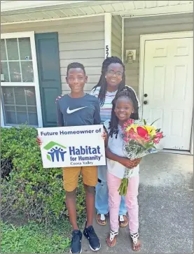  ?? Contribute­d ?? Simone Washington and her children David and Makenize are the newest Partner Family with Habitat for Humanity — Coosa Valley.