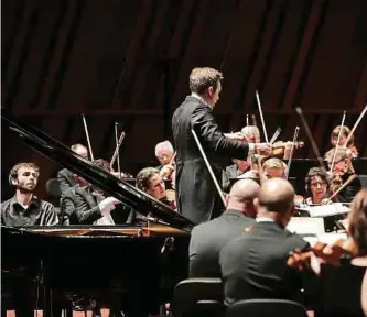  ?? ?? Daniel Harding et son Orchestre Symphoniqu­e de la Radio Suédoise (SRSO), et, au piano, Alexandre Kantorow.