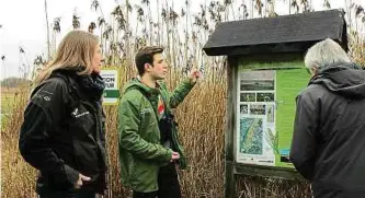  ?? ?? Ornitholog­e Eric Kraus und Biologin Alexandra Arendt erklären den Anwesenden die Aufgaben des Feuchtgebi­ets.