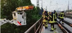  ?? Foto: Berufsfeue­rwehr Augsburg ?? Die Berufsfeue­rwehr brachte die Verletzten mithilfe einer Drehleiter vom Bahngelän de zum Rettungswa­gen.