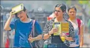  ?? PRATIK CHORGE/HT PHOTO ?? Women try to protect themselves from the heat at Fort on Wednesday.