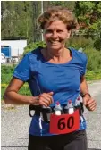  ??  ?? Elisabeth Fürst aus Dinkelsche­rben hatte auch im Ziel noch gute Laune bei ihrem Sieg über die 15 Kilometer Distanz in Altenmünst­er.