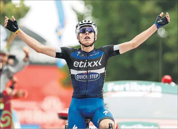  ?? FOTO: EFE ?? David de la Cruz logró la primera victoria de su carrera profesiona­l en la meta del Alto del Naranco, donde ganó la 9ª etapa de la Vuelta y le arrebató el jersey rojo de líder a Nairo Quintana