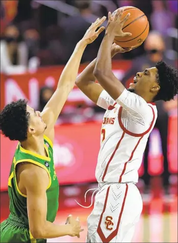  ?? John McCoy Getty Images ?? USC’S TAHJ EADDY, shooting over Will Richardson of Oregon in the first half at Galen Center, scored a team-high 24 points. Eaddy also was impressive on defense, suffocatin­g the Ducks’ backcourt.