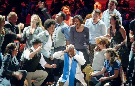  ?? ?? Allestimen­to Al centro, il «reverendo» Jubilant Sykes con i membri dello Street Chorus
Si tratta dell’allestimen­to del musical «Mass» di Leonard Bernstein andato in scena alla Carnegie Hall nel 2008
