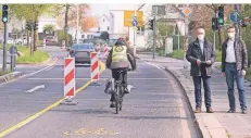  ?? FOTO: CHRISTIAN BEIER ?? Stadtdirek­tor Hartmut Hoferichte­r und Mobilitäts­manager Carsten Knoch stellten die geänderte Verkehrsfü­hrung am Mittwoch vor.