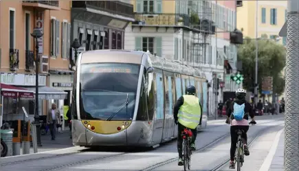  ??  ?? « Le jour du déconfinem­ent, les gens auront peur de reprendre les transports en commun et risques d’utiliser massivemen­t la voiture », avance Muriel Giraud, présidente de Nice à vélo. (Photo archives Eric Ottino)